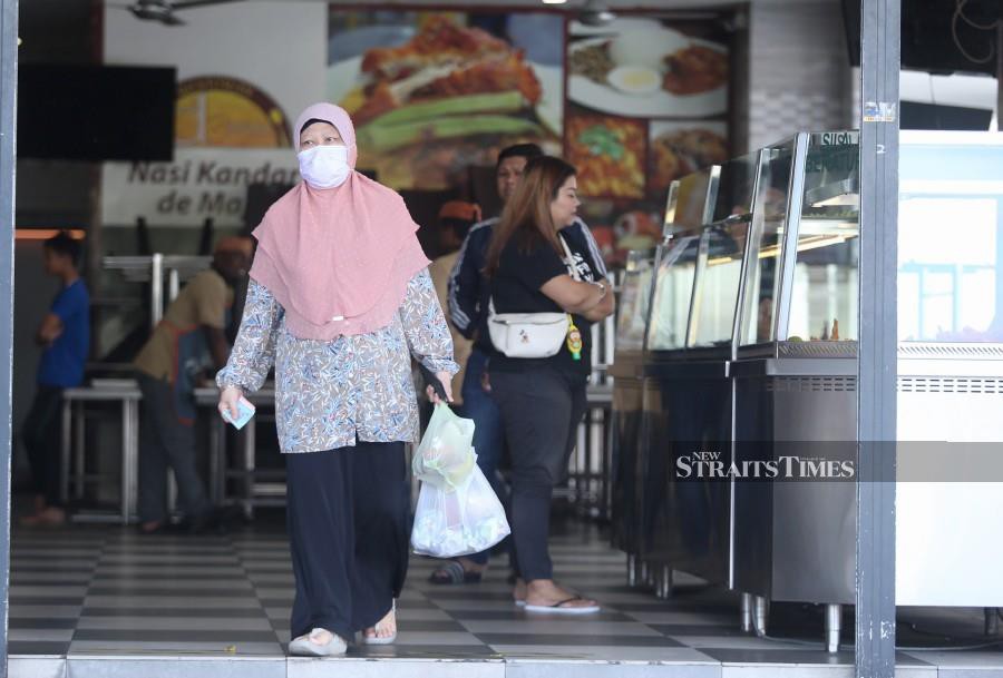 看到吉隆坡一家餐馆的几位顾客带走了他们购买的食物。 -NSTP / MOHAMAD SHAHRIL BADRI SAALI