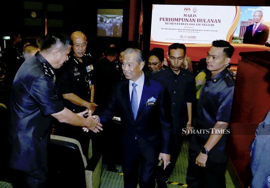 Home Minister Tan Sri Muhyiddin Yassin mingles with staff after the ministry’s monthly gathering in Putrajaya. -NSTP/Ahmad Irham Mohd Noor.