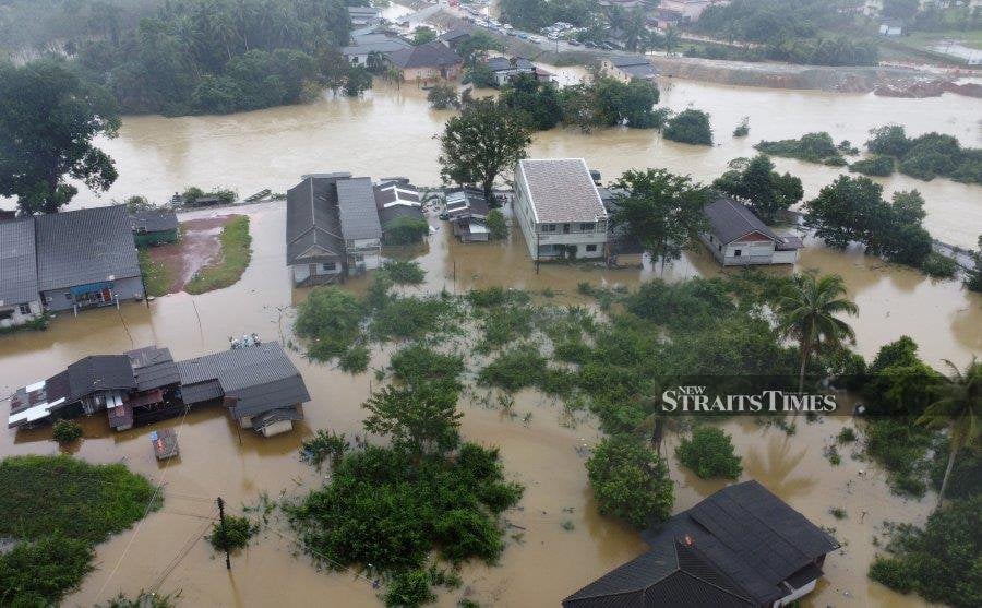 The floods which hit eight districts in Kelantan worsened after more than 17,000 people were evacuated from their homes as of 10pm today compared to 15,216 people this afternoon. - NSTP/NIK ABDULLAH NIK OMAR