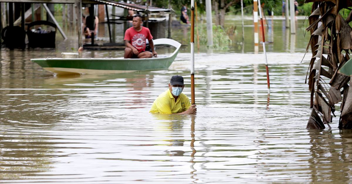 Sarawak floods worsen, evacuees breach 1,000 mark | New Straits Times ...