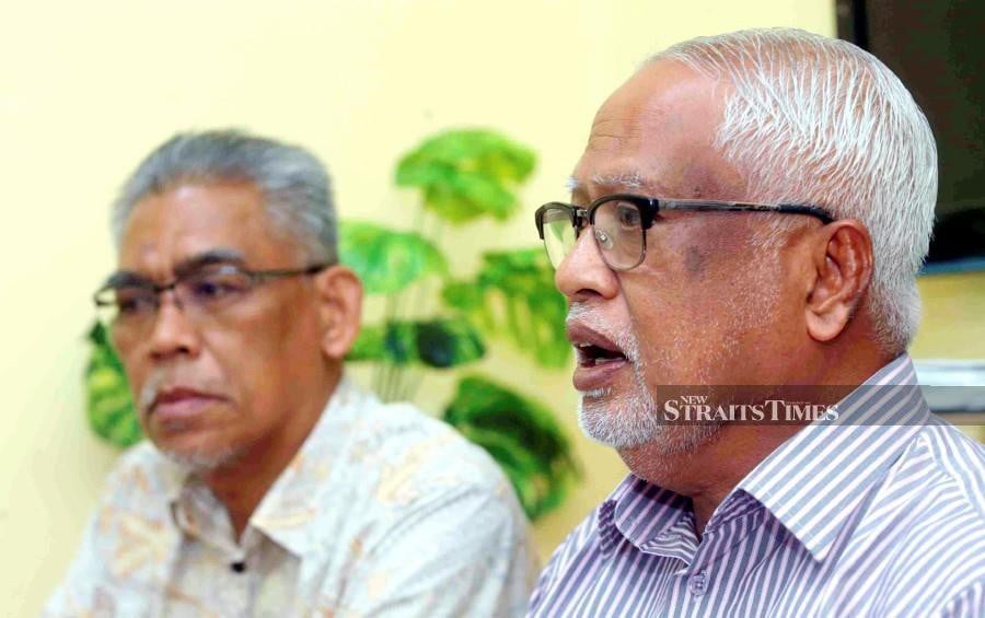 Datuk Mahfuz Omar (right) and Datuk Dr Ismail Salleh during a press conference in Taman Satria, Langgar. -NSTP/SYAHARIM ABIDIN