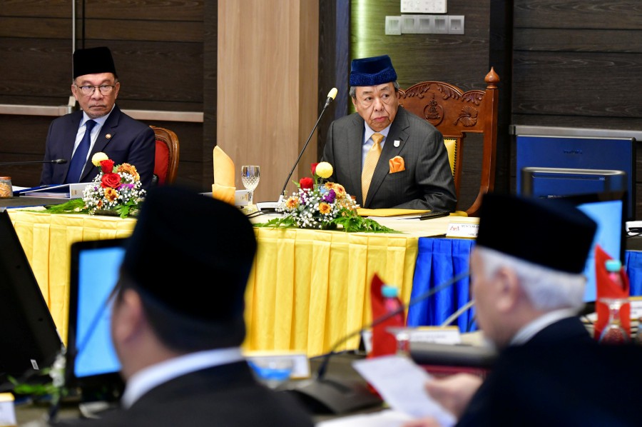 Sultan of Selangor, Sultan Sharafuddin Idris Shah chairs the Malaysian National Council for Islamic Religious Affairs (MKI) meeting in Putrajaya. Also present is Prime Minister Datuk Seri Anwar Ibrahim. - BERNAMA PIC