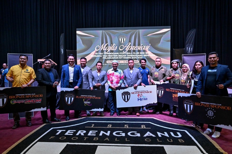 Hishamuddin Abdul Karim(6th-left) with sponsors of Teregganu FC during a Hi-Tea event in Kuala Terengganu. - BERNAMA PIC