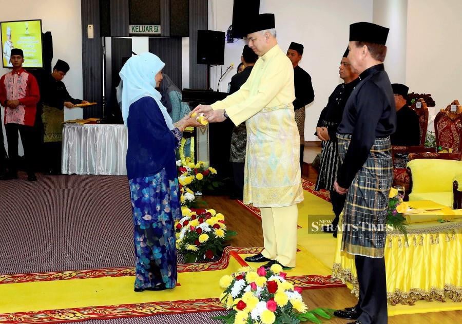 Sultan of Perak Sultan Nazrin Shah Muizzuddin Shah presenting the letter of appointment to Nor Hadina Ahmad Zabidi during the ceremony in Ipoh. - NSTP/L. MANIMARAN