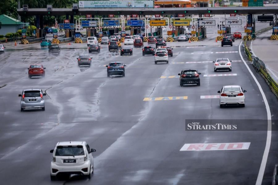 A general view of the traffic near the Sungai Besi toll plaza today. -NSTP/ASYRAF HAMZAH