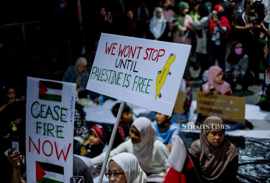 A file pic dated Dec 31, 2023, shows peaceful demonstrators during the ‘Kepungan Demi Palestin’ rally near the American Embassy in Jalan Tun Razak. -NSTP/HAZREEN MOHAMAD