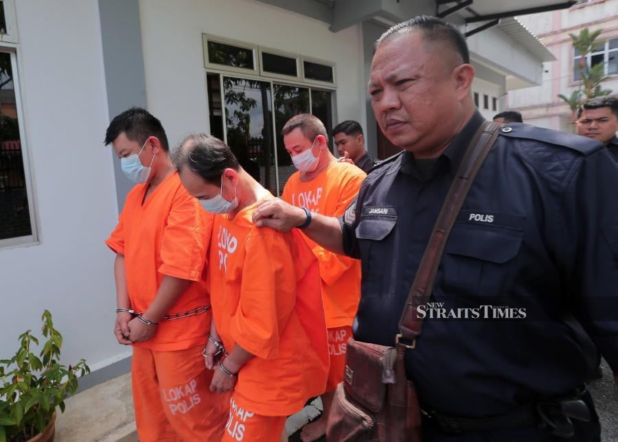Chan Chui Lai (back), Tan Chee Seong (right) and Lim Huang Kin seen arrving at the Pontian magistrate’s court ahead of their hearing.- NSTP/NUR AISYAH MAZALAN