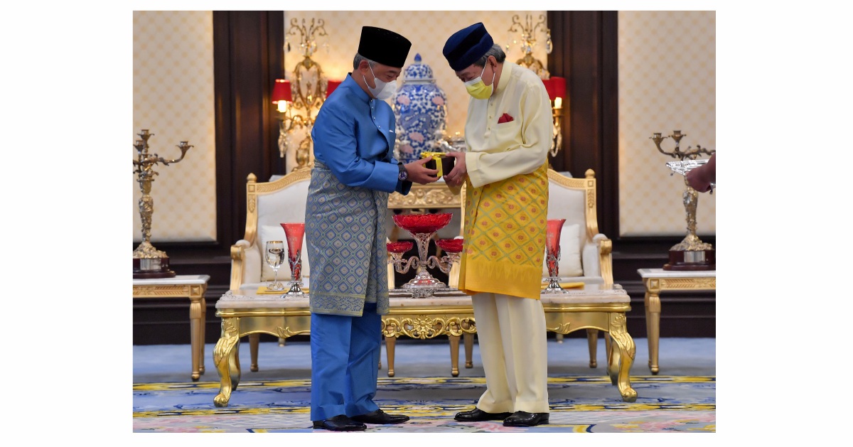 Agong confers DK Pahang award on Selangor Sultan