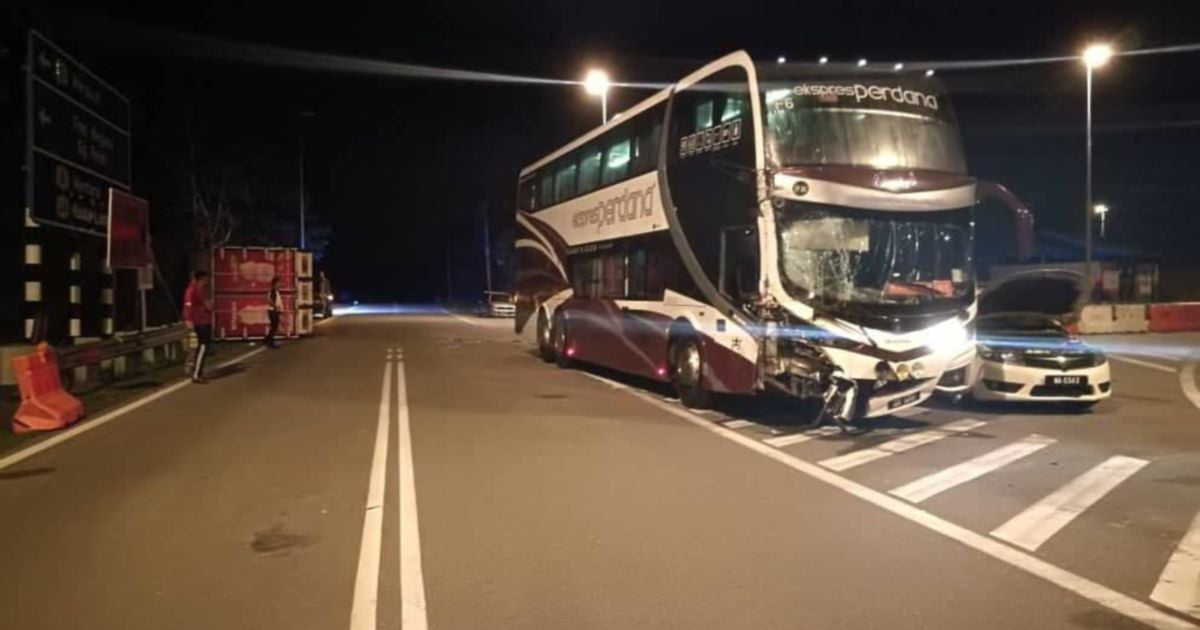 Scare for 38 express bus passengers in Lipis crash, all unhurt | New ...