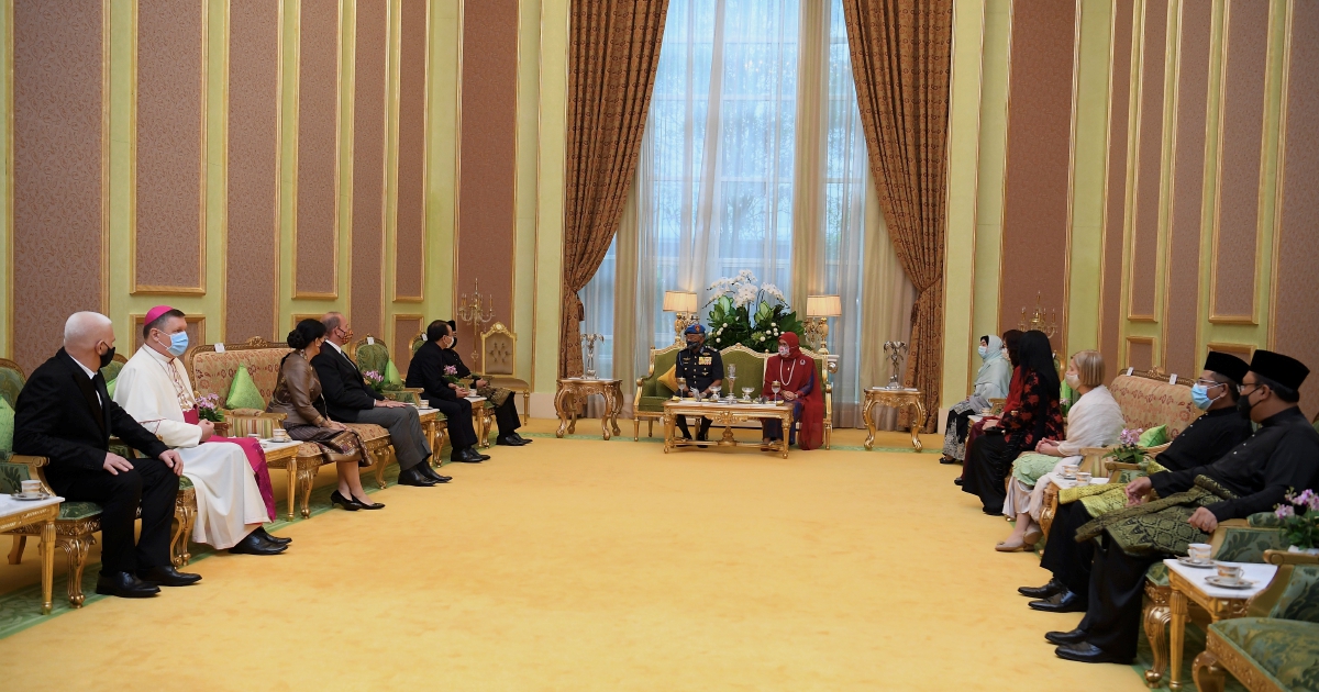 King receives credentials of 10 foreign envoys to Malaysia