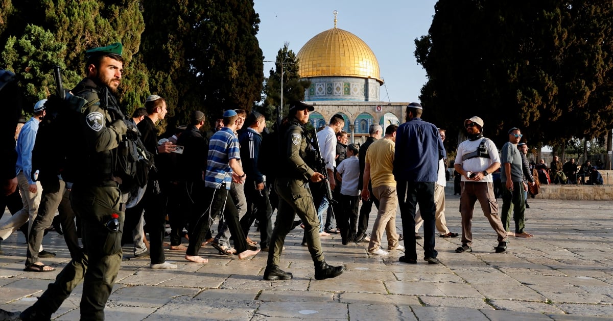 Israeli Forces Storm Al-Aqsa, Assault Worshippers For Second Night In ...