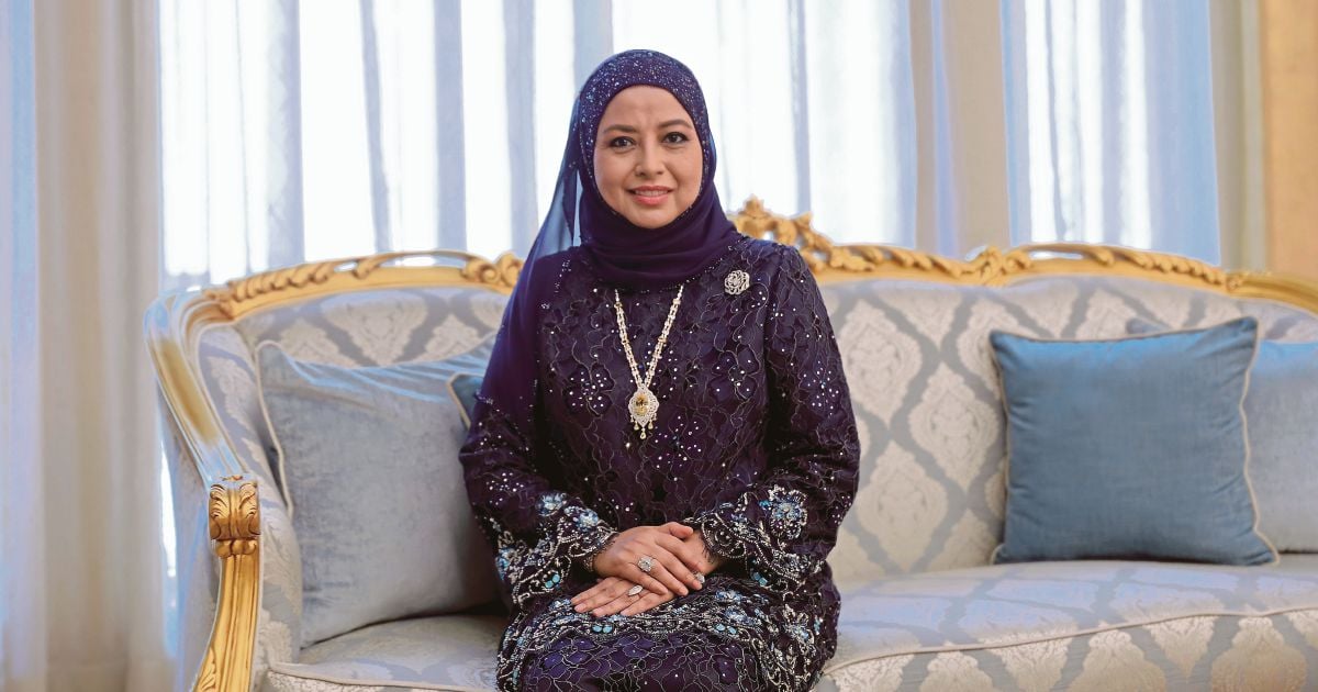 Biodata Of Her Majesty Raja Zarith Sofiah, Queen Of Malaysia | New ...