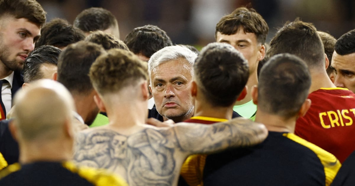 Mourinho's Roma sink to four-goal Genoa defeat