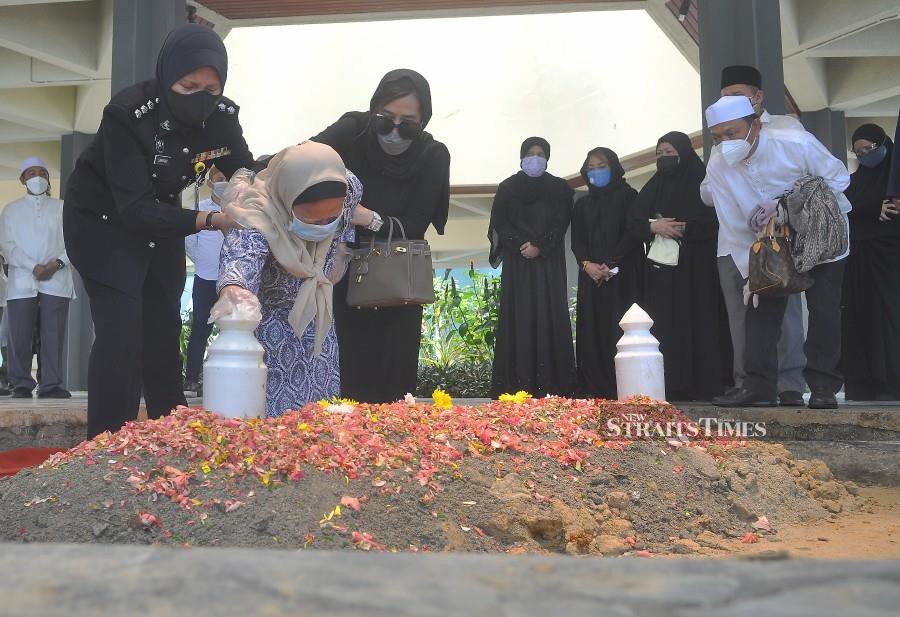 The remains of Tun Sakaran Dandai were laid to rest at the state mausoleum, situated near the state mosque in Sembulan here at noon. - STR/MOHD ADAM ARININ