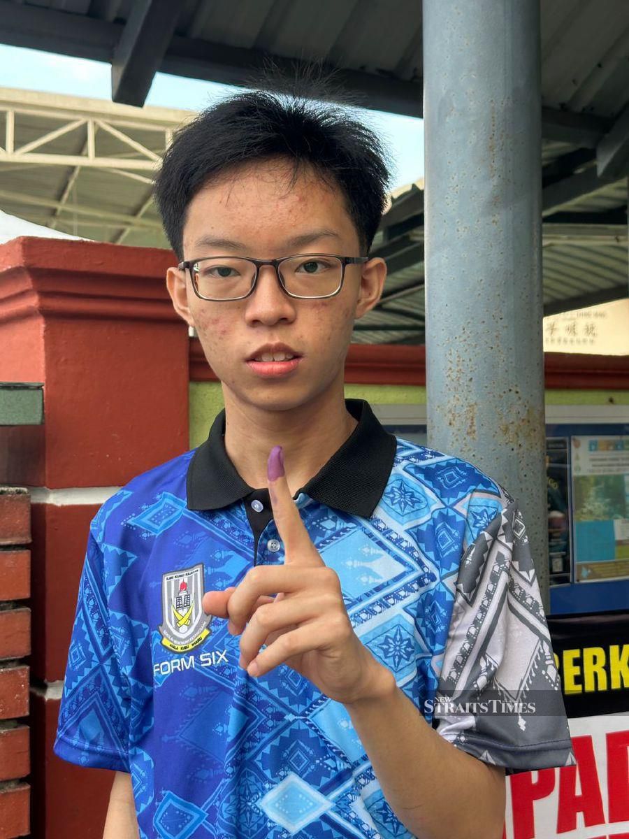 Among those who had arrived early was first time voter, 19-year-old Form Six student, Yap Yu Heng. - NSTP/Fuad Nizam