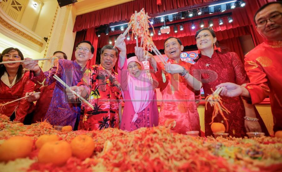 Deputy Prime Minister Datuk Seri Dr Wan Azizah Wan Ismail (centre), Defence Minister Mohamad Sabu (3rd-left) and Kuala Lumpur and Selangor Chinese Assembly Hall (KLSCAH) president Datuk Ong Seng Khek (3rd-right) take part in the tossing of Yee Sang ceremony during the KLSCAH Chinese New Year celebration in Kuala Lumpur. - NSTP/LUQMAN HAKIM ZUBIR