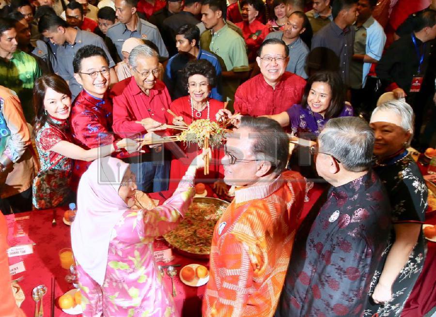 Prime Minister Tun Dr Mahathir Mohammad (3rd-left), wife Tun Dr Siti Hasmah Mohamad Ali (4th-left), Deputy Prime Minister Datuk Seri Dr Wan Azizah Wan Ismail, husband Datuk Seri Anwar Ibrahim and Finance Minister Lim Guan Eng gesture during the tossing of Yee Sang at the Chinese New Year Open house in Wisma Chinese Chamber, Jalan Ampang. - NSTP/MOHD KHAIRUL HELMY MOHD DIN