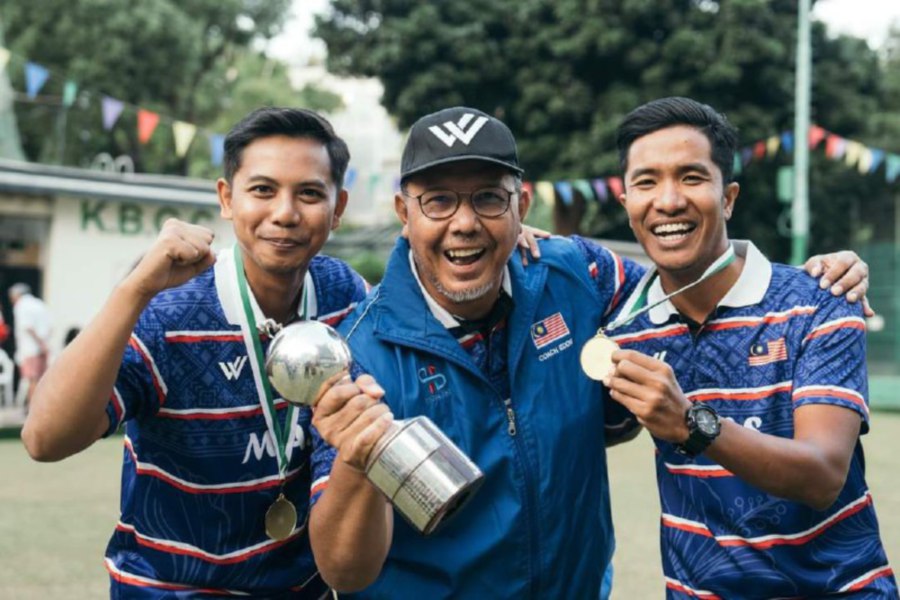  Izzat Shameer Dzulkeple (left) and Hizlee Rais (right) celebrate their victory in the men’s pairs with national coach Zuraidi Puteh at the Hong Kong International Bowls Classic on Sunday. 