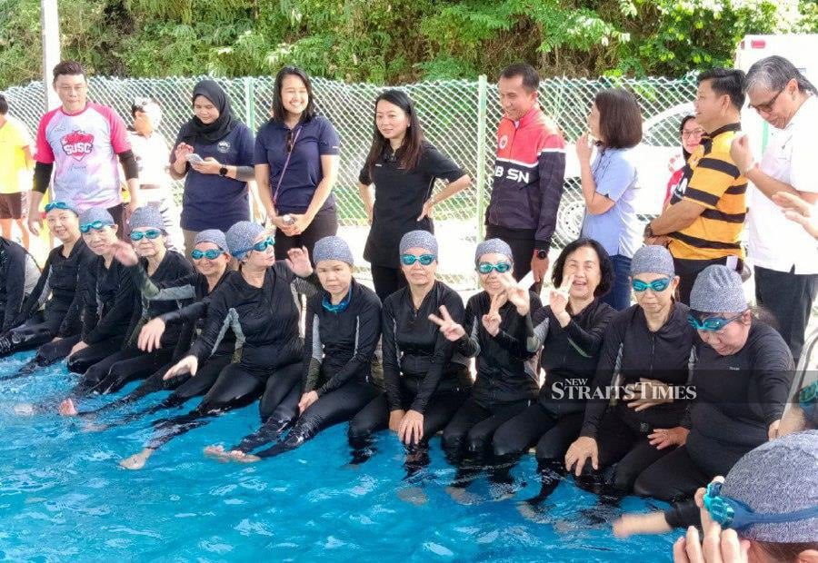Youth and Sports minister Hannah Yeoh with participants of basic swimming class at Penampang Sports Complex. - NSTP/Olivia Miwil.