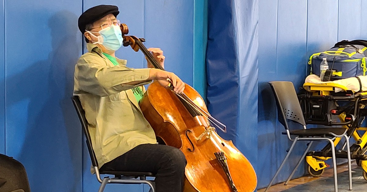 After getting jab, Yo-Yo Ma holds surprise recital at US clinic