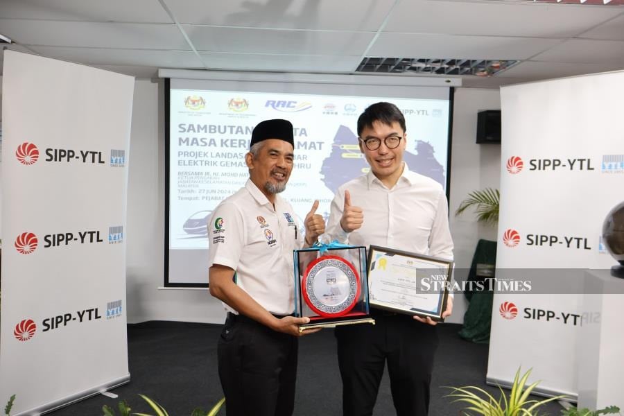 The presentation of the recognition certificate by Mohd Hatta Zakaria, the director-general of the Department of Occupational Safety and Health Malaysia to Yeoh Keong Yuan, executive director of SIPP-YTL JV at the 28 Million Safe Man-Hours Celebration Ceremony in Kluang, Johor.