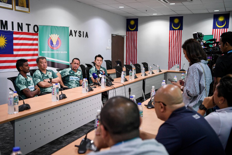 KUALA LUMPUR: Datuk Tey Seu Bock (Second from left) is aiming for Malaysia to win at least two out of three points in the singles matches aganist Hong Kong in the Thomas Cup Group D opener in Chengdu, China, on Saturday. — BERNAMA 