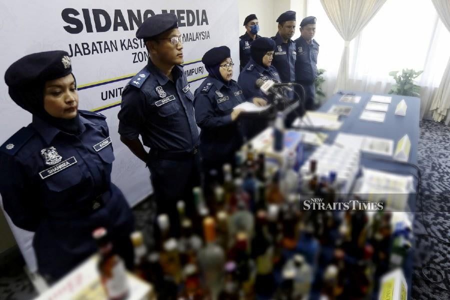 The department’s central zone assistant director-general Norlela Ismail (centre) revealed the Customs Department has crippled a case of untaxed alcohol stored in a secret room within a premises, seizing RM69,400 worth of alcohol. -NSTP/FADLI HAMZAH