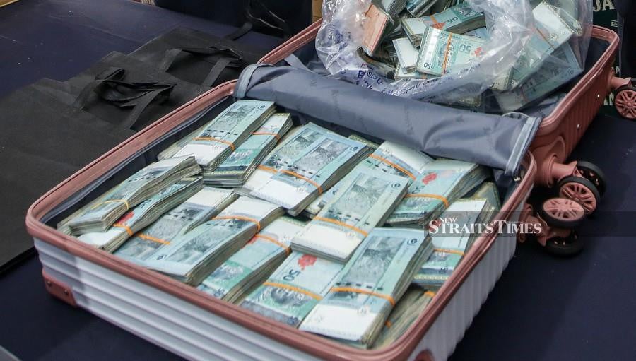 A suitcase containing RM500,000 found at a shopping centre in Damansara. -NSTP/HAZREEN MOHAMAD