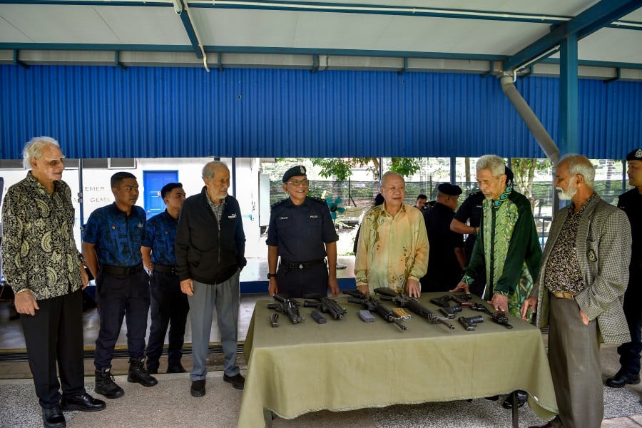 Pulapol Commandant Muhammad Idzam Jaafar (fourth from right) said he was excited when he received the request to visit from fellow brothers of the force and he sought to give them the best experience at their ‘homecoming’. -BERNAMA PIC