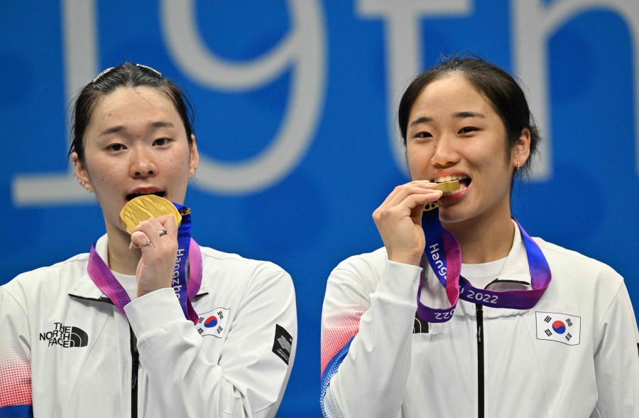 Gold medallists South Korea’s An Se-young (right) and Kim Ga-eun celebrate during the medals ceremony for the women’s team badminton event at the 2022 Asian Games in Hangzhou. -AFP/ADEK BERRY