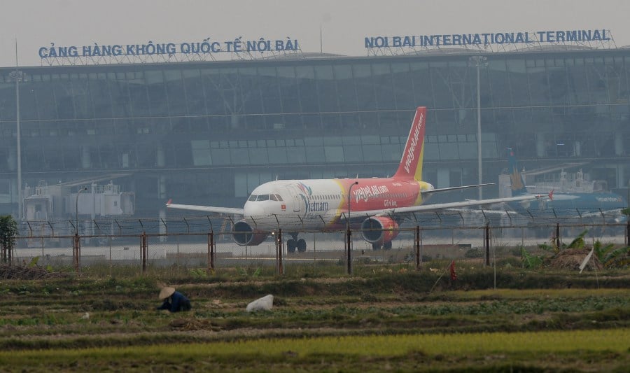 (FILE PHOTO) A VietJet Air plane prepares to take off on Hanoi's Noi Bai International airport. All flights to and from the international airport in Vietnam’s capital Hanoi have been delayed or diverted to other cities on Friday due to heavy fog and worsening air pollution. -AFP/HOANG DINH NAM