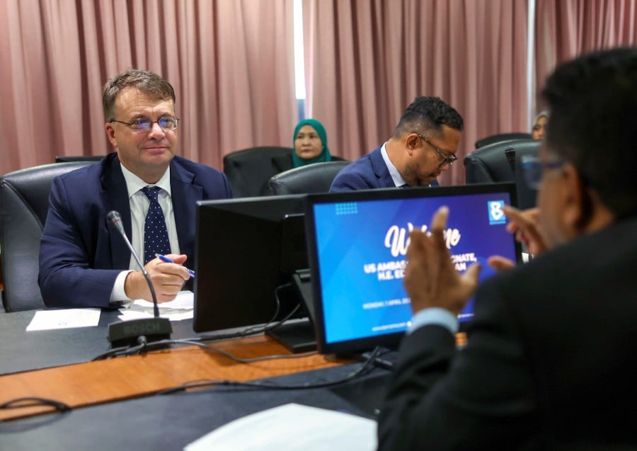 The United States (US) Ambassador to Malaysia Edgard D. Kagan (left) has expressed confidence in the continued investments of American firms in Malaysia during Bernama TV’s “The Nation” programme. -BERNAMA PIC