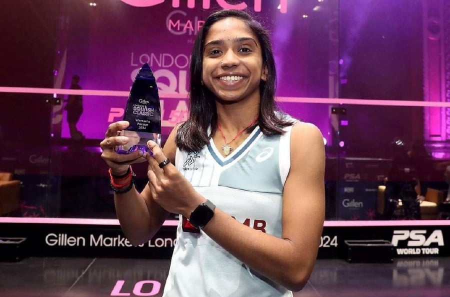  S. Sivasangari with her London Classic trophy on Monday. -PIC COURTESY OF PSA TOUR