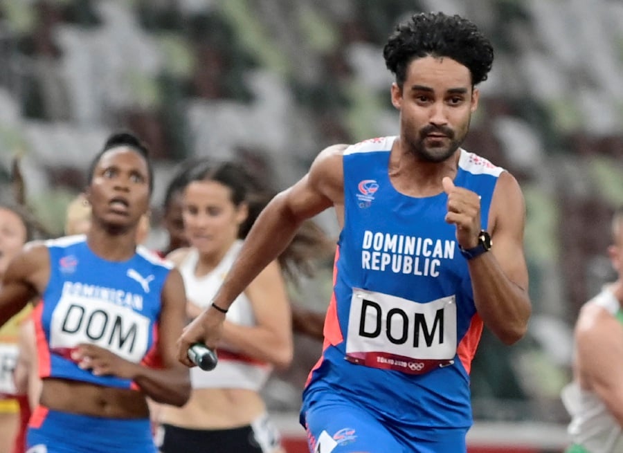 (FILE PHOTO) Dominican Republic's Luguelin Santos (right) has been stripped of his World Junior Championships gold medal and banned for three years for age-manipulation violations. -AFP/Javier SORIANO