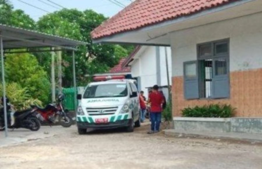 A student at a high school in Sampang, Jawa Timur gave birth while in the midst of taking an exam. -PIC CREDIT: INTERNET