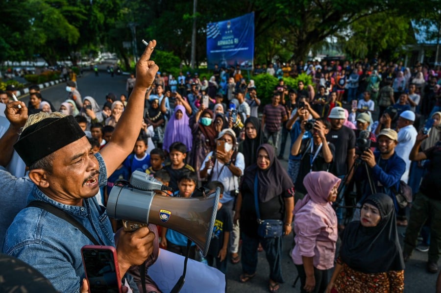 (FILE PHOTO) Local residents protest against the arrival of Rohingya refugees near a temporary camp where they are staying at a port in Sabang island, Indonesia's Aceh province. -AFP/CHAIDEER MAHYUDDIN