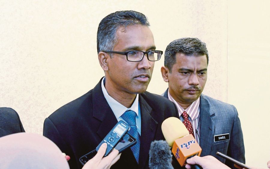 (FILE PHOTO) Sabah MACC director Datuk S. Karunanithy (left). -FILE PIC