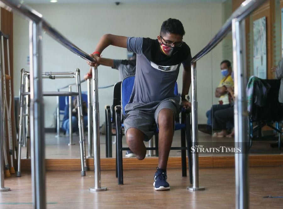17-year-old Bala Chantran whose leg was amputated due to a ruptured appendix, needs a new prosthetic leg to replace his current one that is worn out. -NSTP/ROHANIS SHUKRI