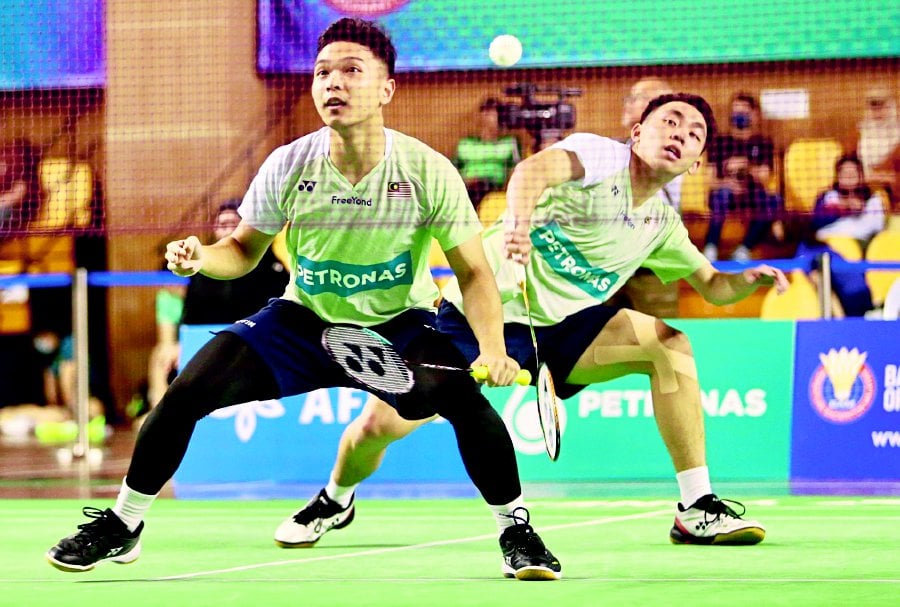 FILE: In terms of partnership, national men's pair Wan Arif Wan Junaidi-Yap Roy King are beginning to look promising as after reaching the Spain Masters final in March, the world No. 64 continued to impress by stunning Taiwan’s world No. 21 Lu Ching Yao-Yang Po Han Thailand Open first round today. — NSTP FILE PIC