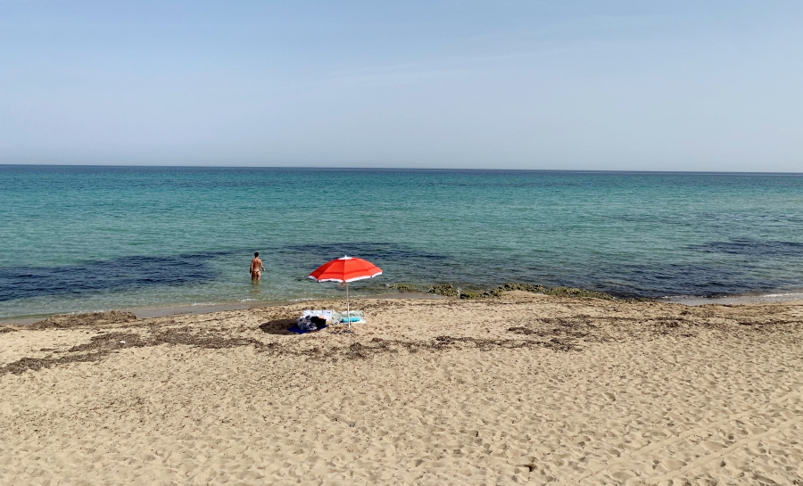 (FILE PHOTO) A woman cools off in the Adriatic sea. At least three people were injured, one of them seriously, when lightning struck a beach packed with holidaymakers on Italy’s Adriatic coast. -AFP/Stefano RELLANDINI