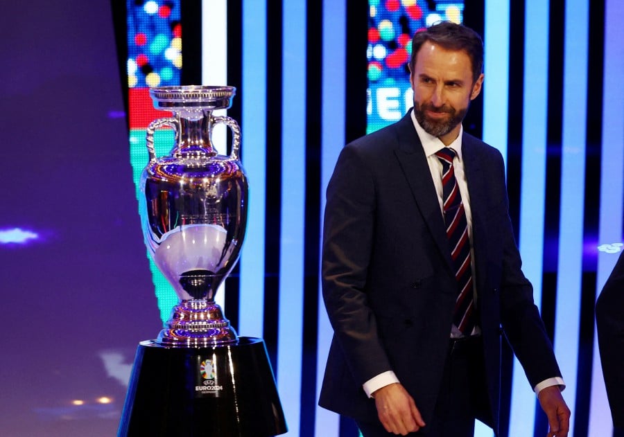 England manager Gareth Southgate with the trophy after the draw. -REUTERS/Kai Pfaffenbach