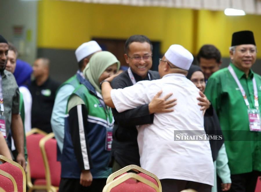 Datuk Seri Dr Ahmad Samsuri Mokhtar won 64,998 votes, a substantial majority of 37,220 votes. Pas recycled the same tried and tested formula it used in the 15th General Election (GE15) for the Kemaman by-election, resulting in a bigger margin win against Barisan Nasional (BN). -NSTP/ROHANIS SHUKRI