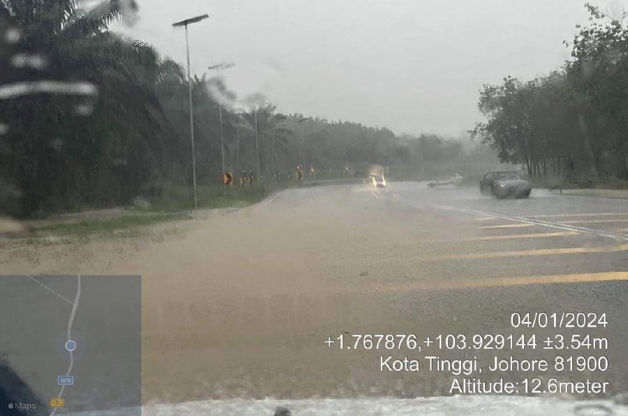 The Kota Tinggi Public Works Department (JKR) has been monitoring flood 'hotspot' routes since this morning. Johor menteri besar has urged the people to be extra cautious following severe continuous heavy rainfall affecting several districts in the state including the capital city. -PIC COURTESY OF JKR KOTA TINGGI
