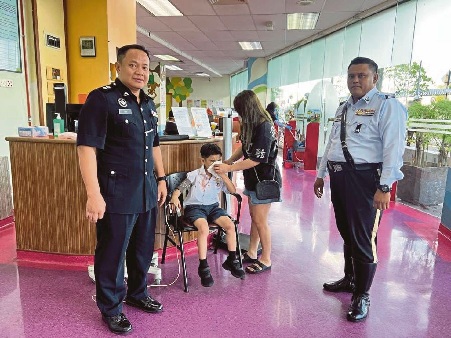 In the Facebook post, Mellvin also shared details of the incident along with several pictures of Matthew and the two PDRM members who assisted them. -PIC CREDIT: FACEBOOK/Gor Gor Mellvin