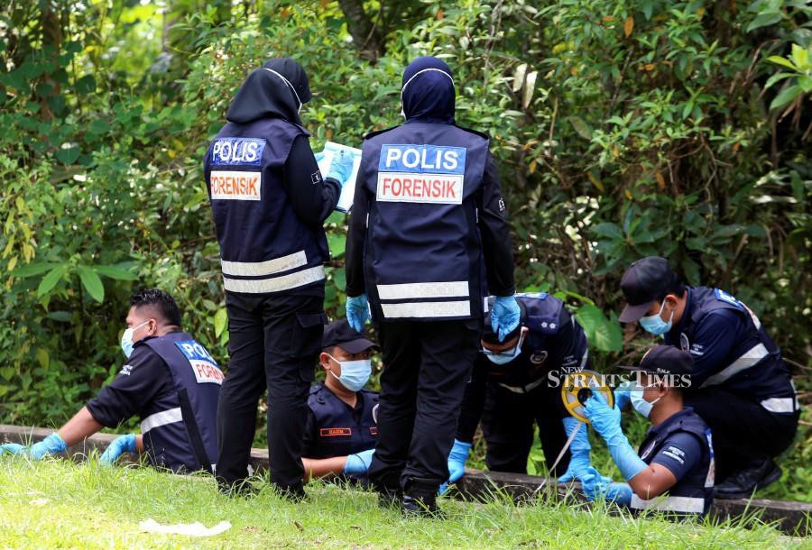 Road maintenance workers discovered an unidentified man's body lying face down in a one-metre-deep drain in Kampung Seribong while he was cutting grass in the area. -NSTP/NIK ABDULLAH NIK OMAR