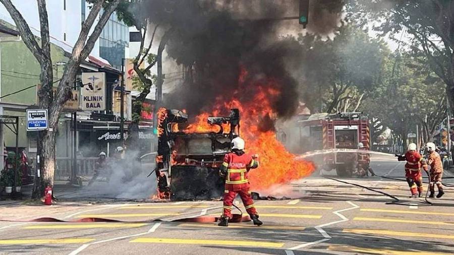 The swift action of a bus driver in controlling a fire that broke out on a Rapid Penang bus successfully saved 20 passengers in an incident on Jalan Burma. -PIC CREDIT: BERITA HARIAN
