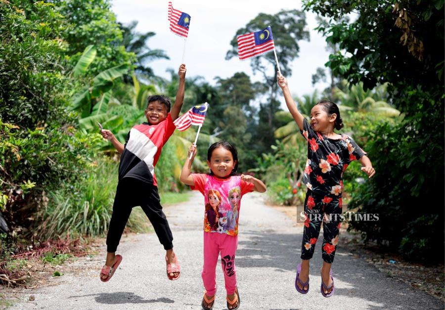 (FILE PHOTO) There are many living in remote parts of the country - or those from hardcore poor families, who are deprived of all the head start in life enjoyed by the better-to-do children. -BERNAMA PIC