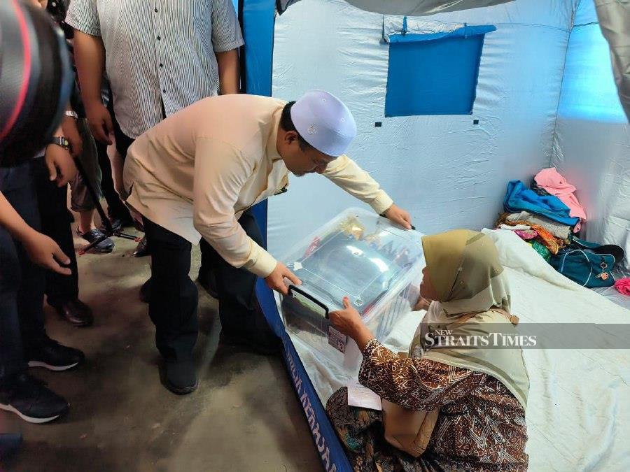 Kelantan Menteri Besar Datuk Mohd Nassuruddin Daud distributing care packages to flood victims. -NSTP/SHARIFAH MAHSINAH ABDULLAH
