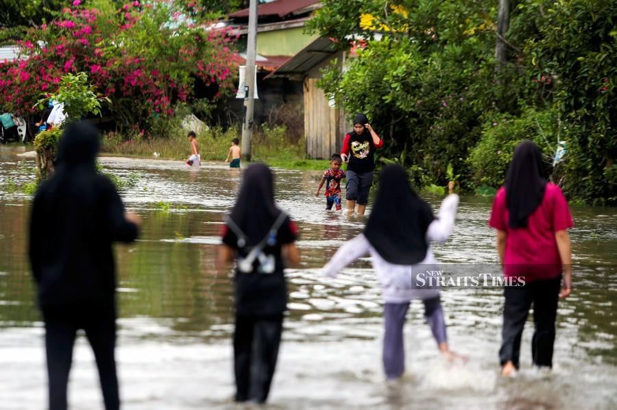 (FILE PHOTO) Kelantan Menteri Besar Datuk Mohd Nassuruddin Daud reminded parents to be more vigilant to prevent unwanted incidents during the flood season. To date, three drowning cases involving a teenager and two children happened during this monsoon season. -NSTP FILE/NIK ABDULLAH NIK OMAR