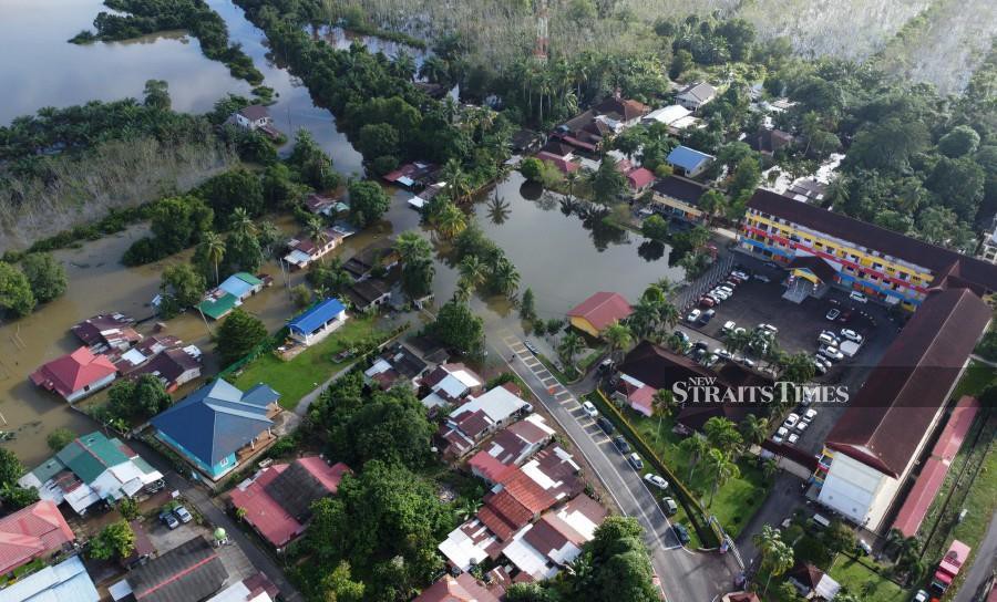 An aerial view of the current condition of Kampung Gual Tok Deh and Kampung Tersang which are submerged in flood water as a result of the Golok river overflowing. All victims are in 13 temporary evacuation centres (PPS) in Pasir Mas and Tanah Merah. -NSTP/NIK ABDULLAH NIK OMAR